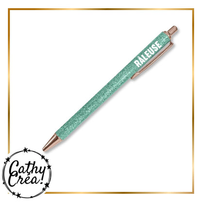 Stylo à paillettes vert menthe Râleuse posé sur un carnet – idée cadeau fun collègue amie