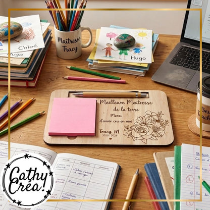 Support à post-it en bois gravé motif fleurs avec stylo personnalisé – cadeau maîtresse