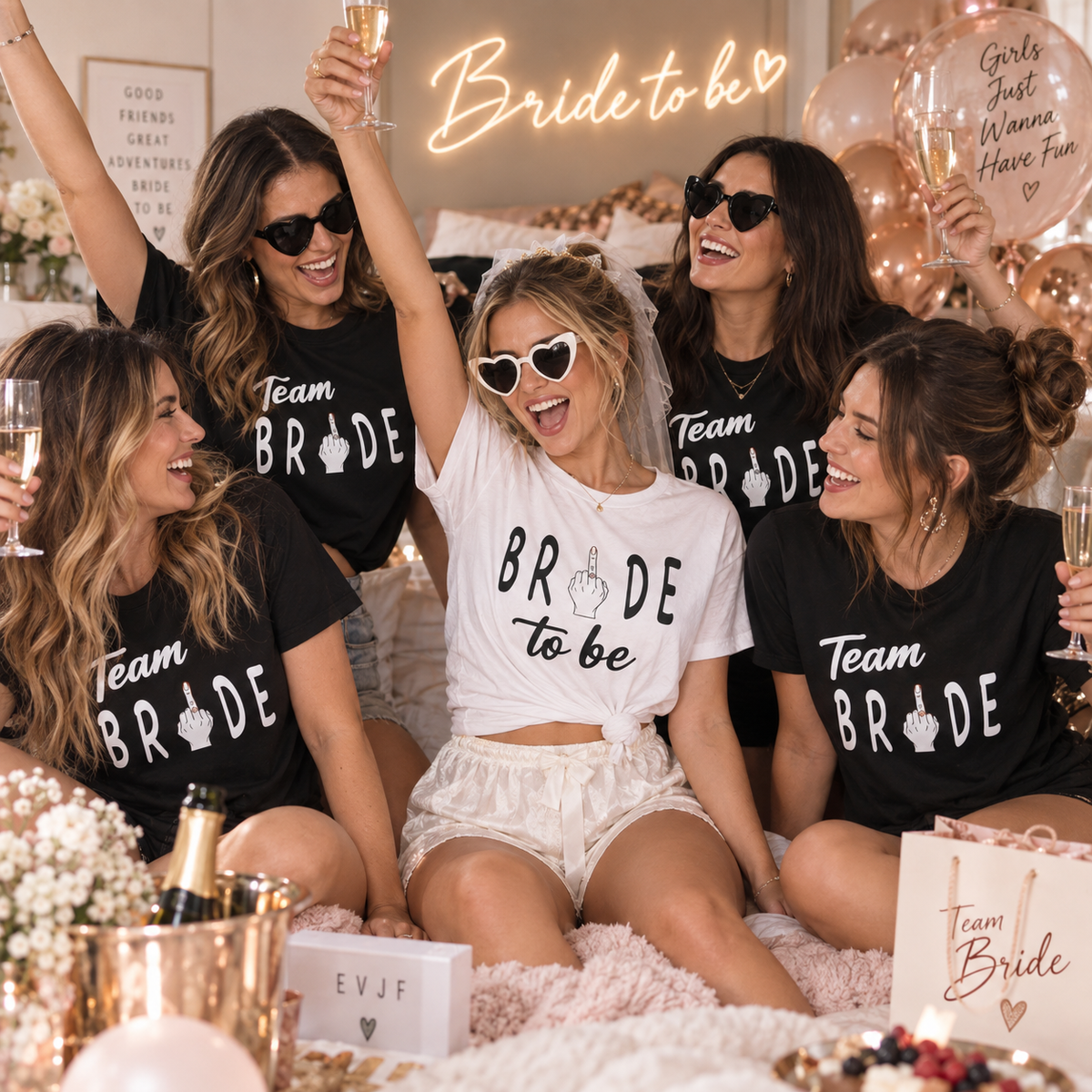 Groupe d'amies en t-shirts Bride to be et Team Bride lors d'un EVJF, ambiance festive en chambre