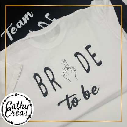 T-shirt blanc Bride to be avec motif main et bague, détail du flocage