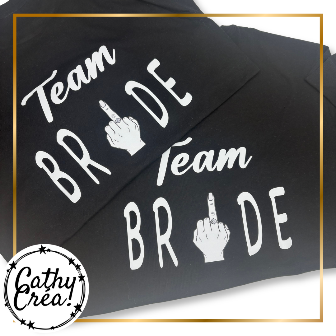 Gros plan du t-shirt Team Bride noir, inscription blanche personnalisable