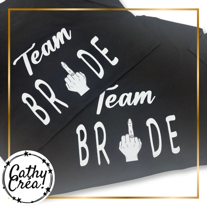 Gros plan du t-shirt Team Bride noir, inscription blanche personnalisable